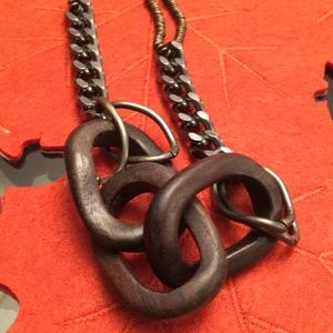 A beautiful neckless from Coldwater Creek! Perfect for all types of season!